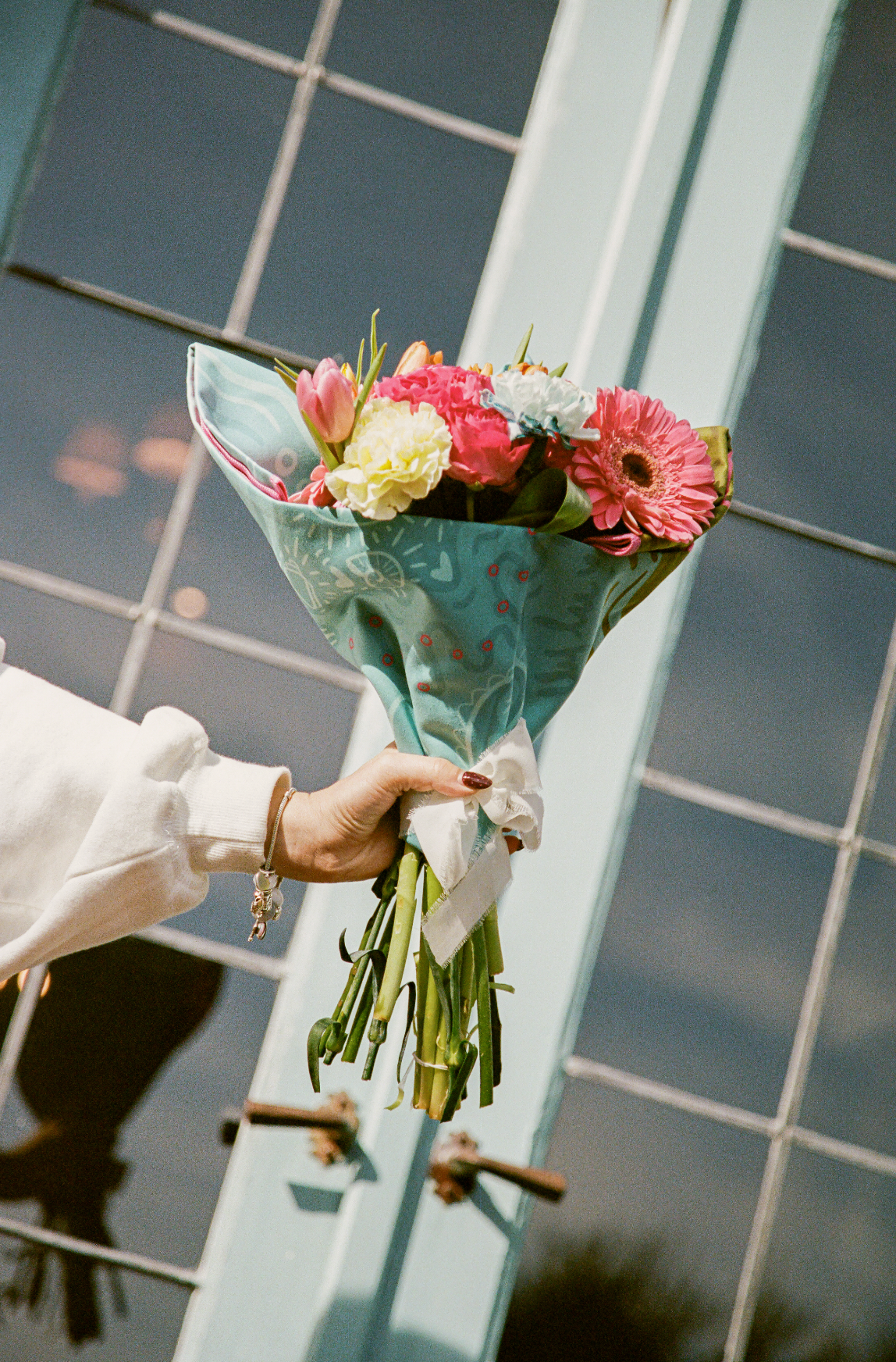 Poppy x ByKellylu - Flower Bouquet with Microfiber Beach Towel